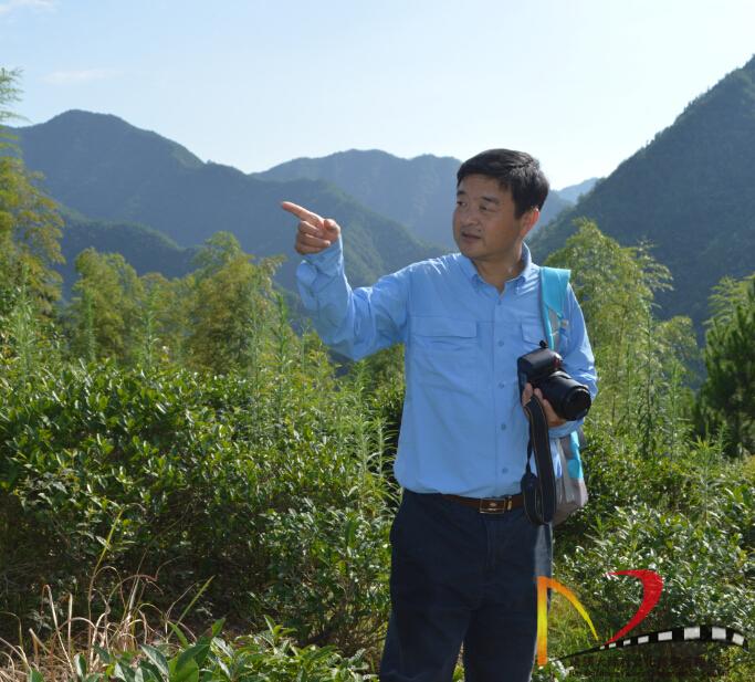 绩溪县红十字会会长张周明进大障普查中草药
